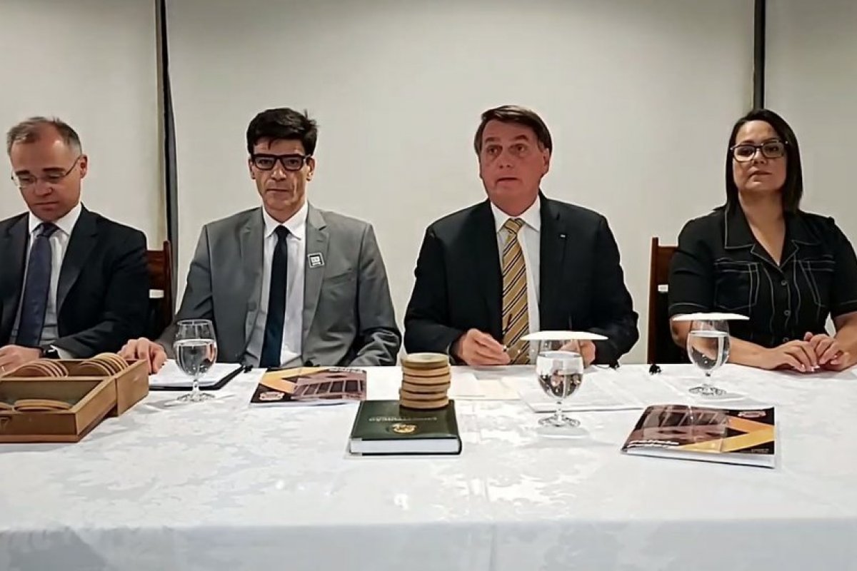 "Alguns locais em o que índio troca uma tora por uma Coca-Cola ou uma cerveja", afirma Bolsonaro