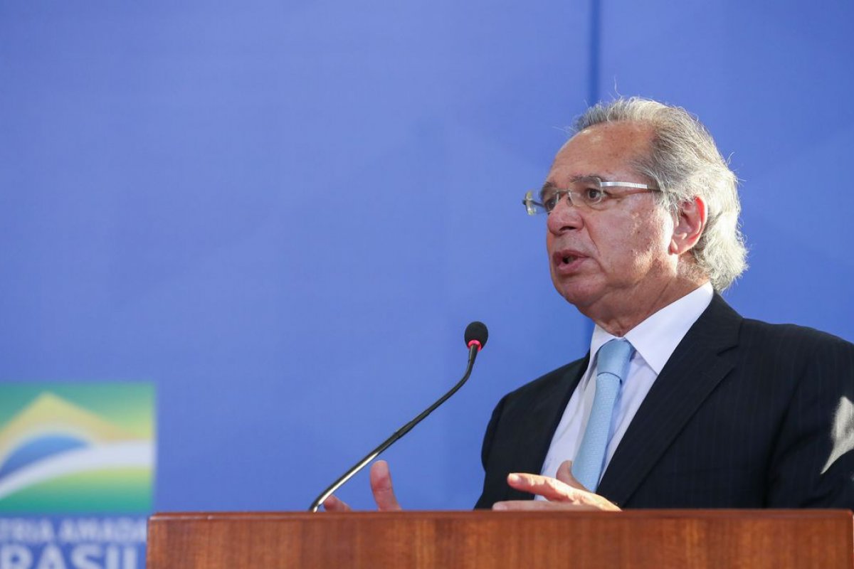 Brasil pode fechar ano perdendo menos empregos que em 2015 e 2016, afirma Guedes