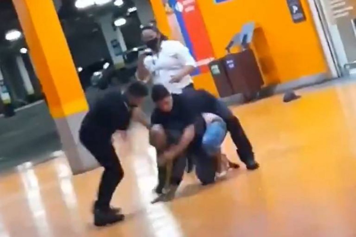 Vídeo: Homem negro é espancado até a morte em supermercado de Porto Alegre