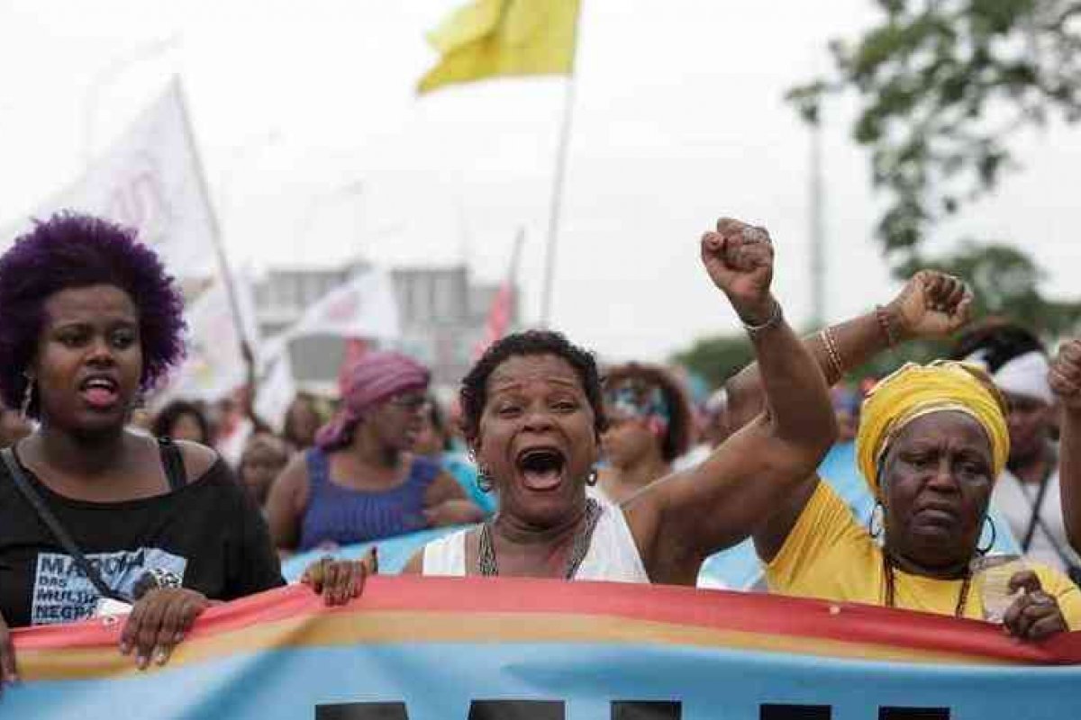 No Brasil, aborto vitima mais mulheres negras do que brancas, diz IBGE