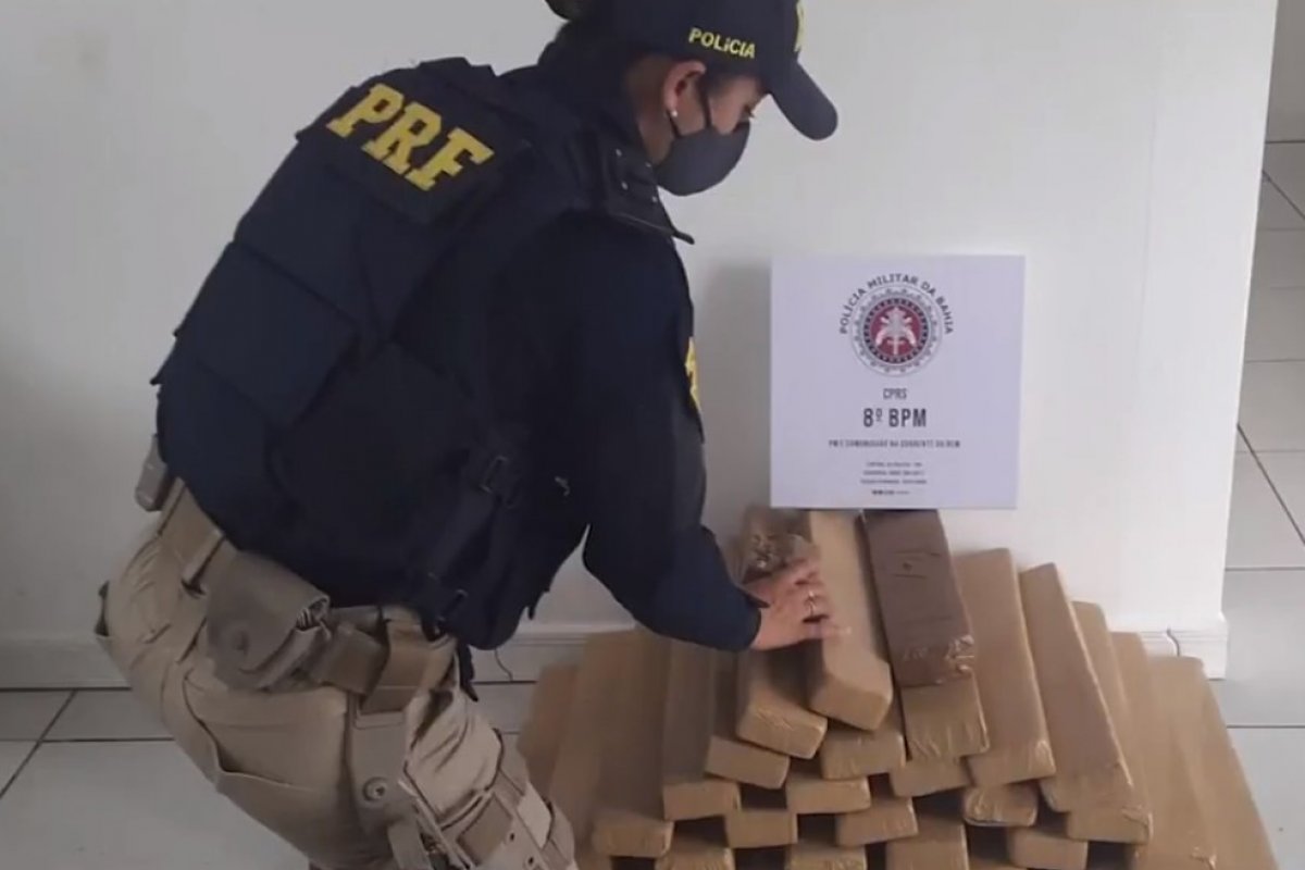 PRF prende casal com 40 kg de maconha dentro de mala na BR-367, sul da Bahia