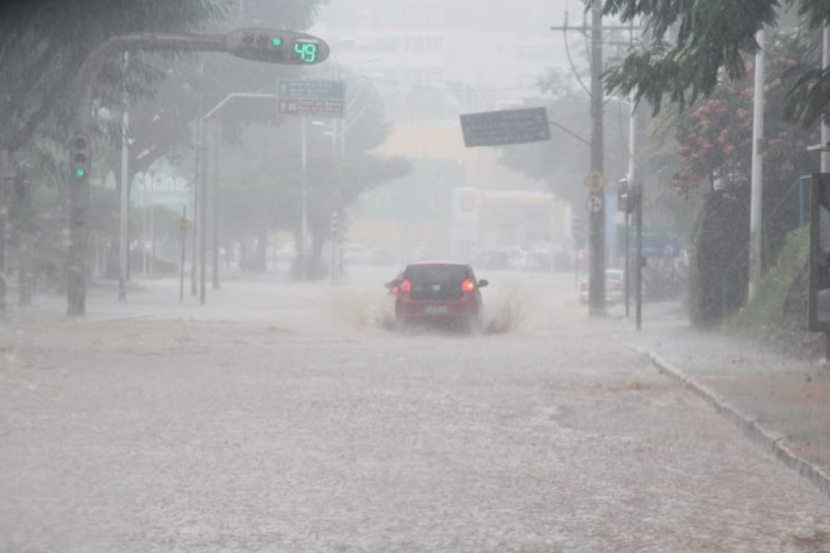 Cidades do interior da Bahia e RMS registram alagamentos causados pela chuva desta sexta (20)