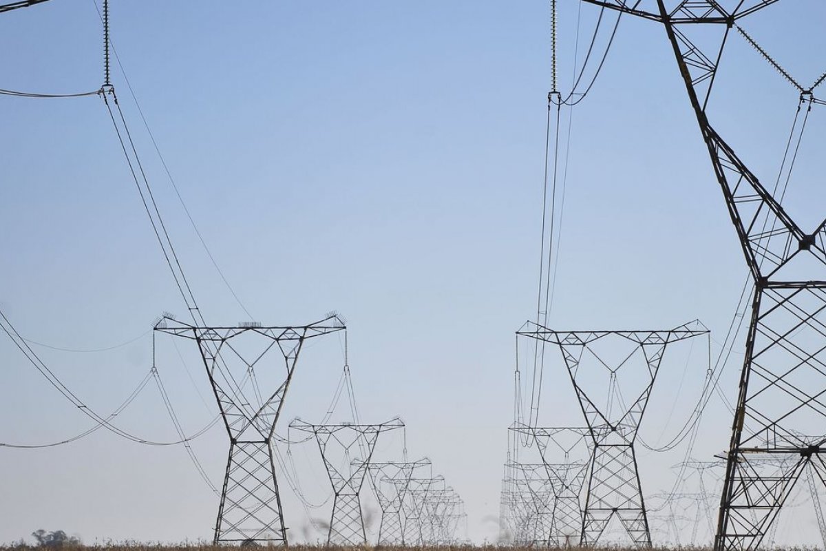 Distribuidoras estatais de energia superam limite de quedas de luz mais que as privadas