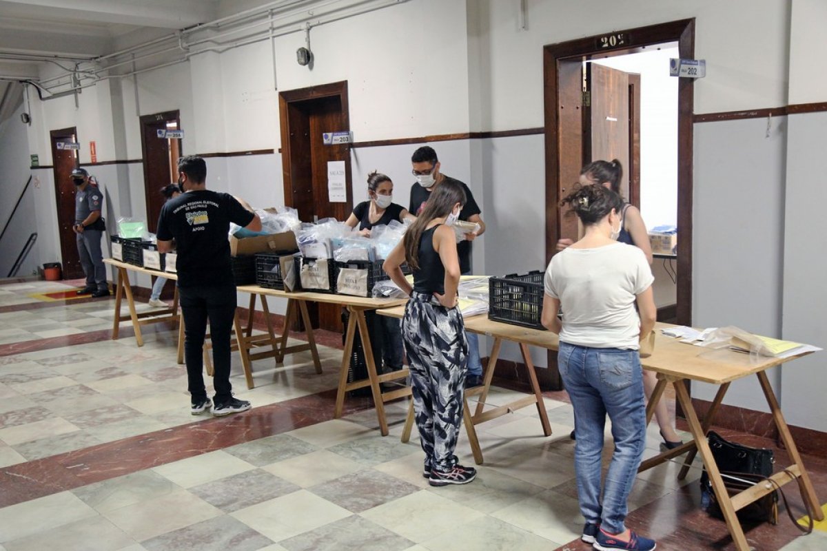 Mesários já podem obter declaração de dias trabalhados, diz TRE-BA