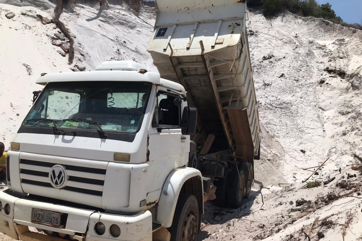 Cinco pessoas são flagradas retirando areia de forma ilegal em espaço ambiental