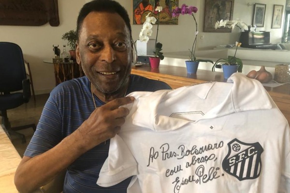 Bolsonaro agradece autógrafo de Pelé na camisa do Santos