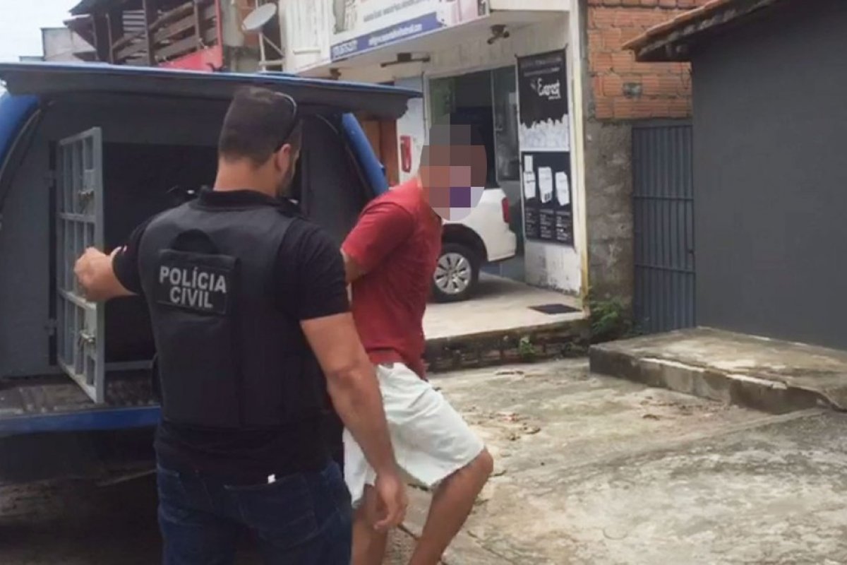 Professor é preso suspeito de estuprar alunos de uma escola de futebol no sul da Bahia
