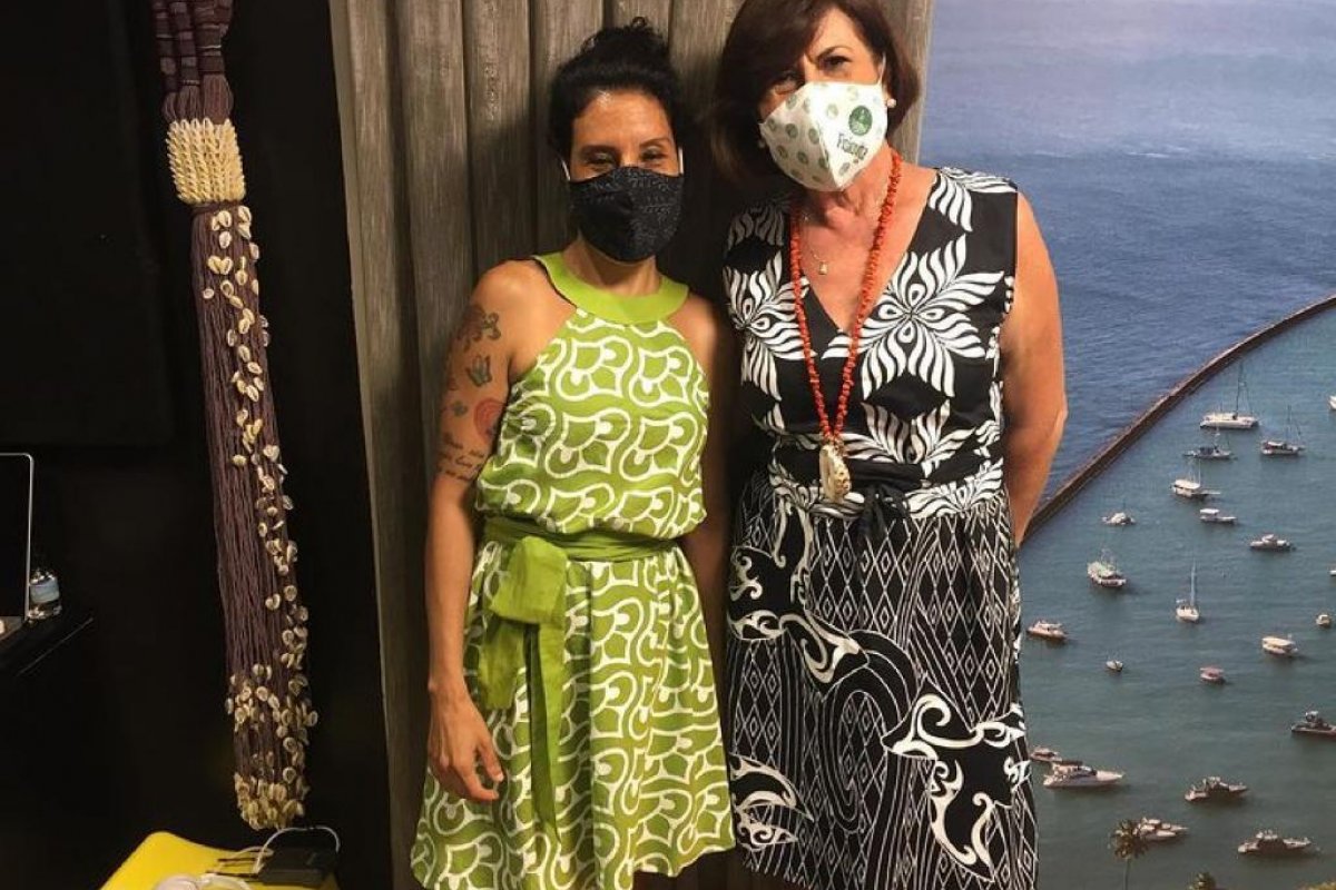Arquiteta Celeste Leão recebe a visita da designer de moda Luciana Galeão no Janelas CASACOR Bahia