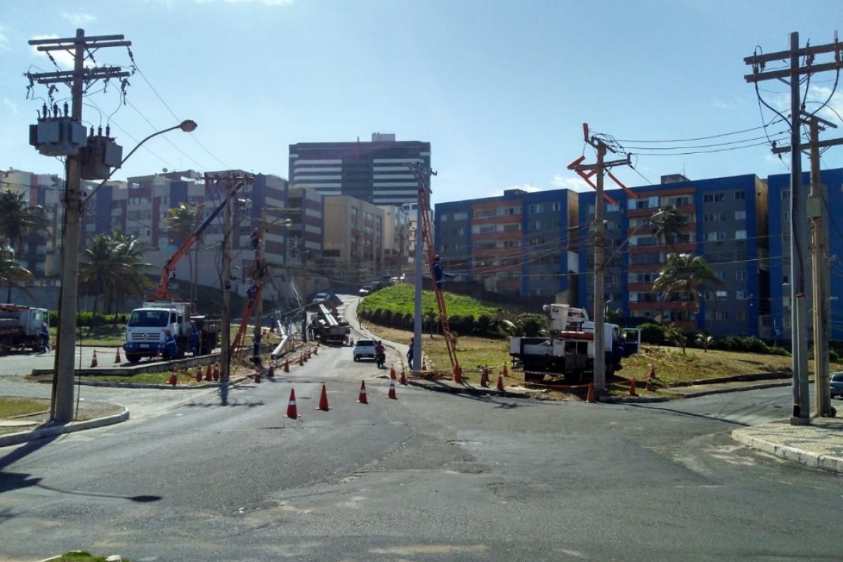 Obras e serviços deixam trânsito lento em regiões da capital baiana