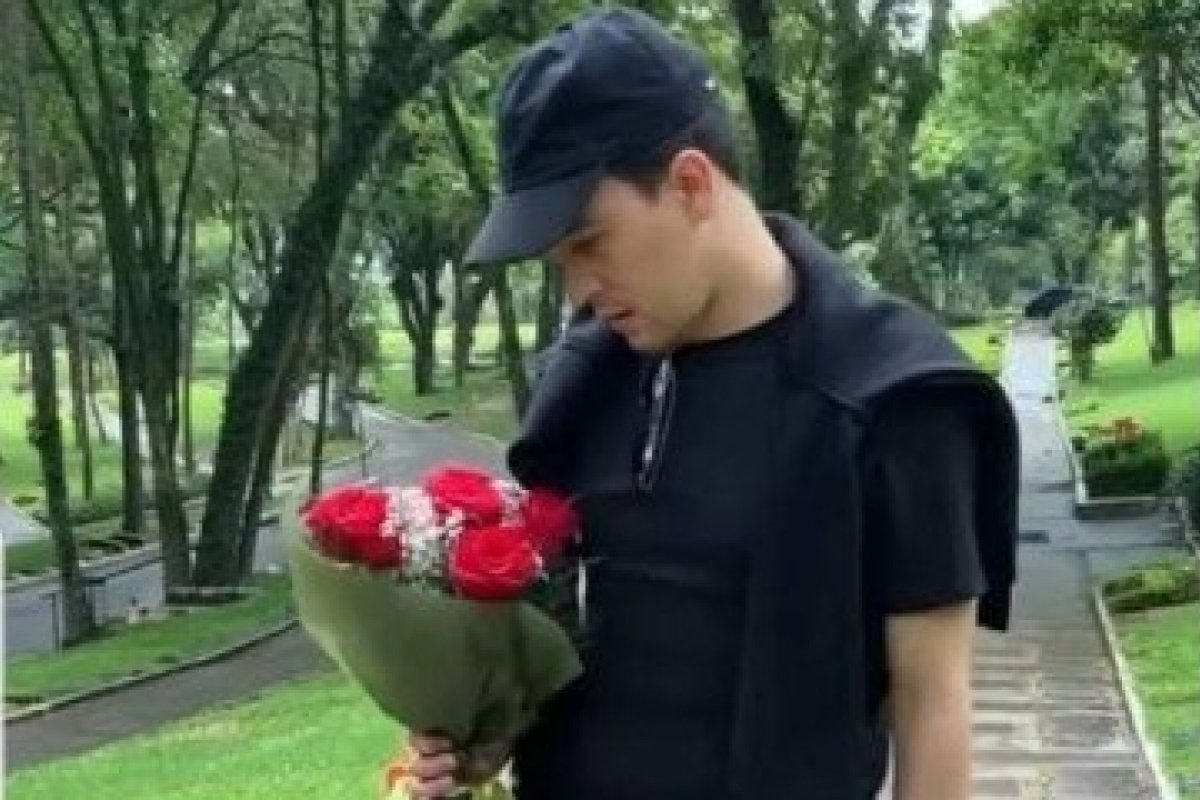 Veja vídeo: Companheiro de Gugu visita túmulo do apresentador e faz homenagem