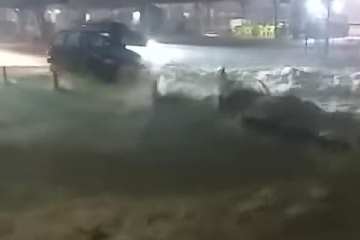 Vídeo: moradores de Poções, na Bahia, registram força de chuva que ocorreu na sexta (20)