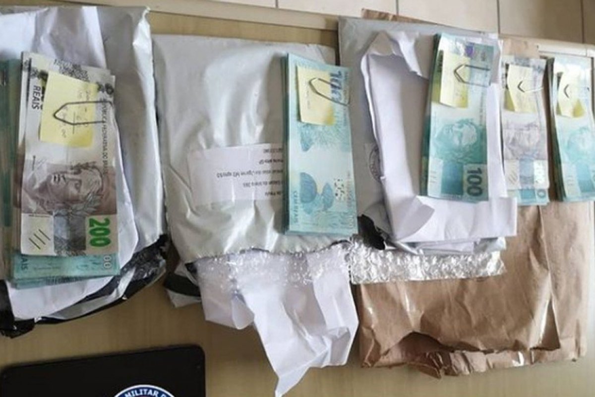 PM apreende cerca de R$ 15 mil em notas falsas em envelopes enviados pelo Correios