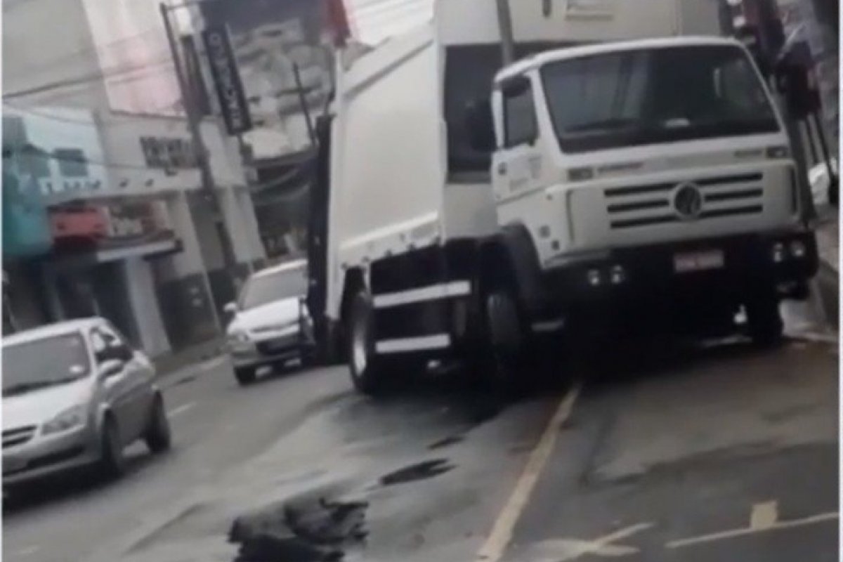 Tempestade provoca estragos e parte de asfalto cede em ruas de Feira de Santana