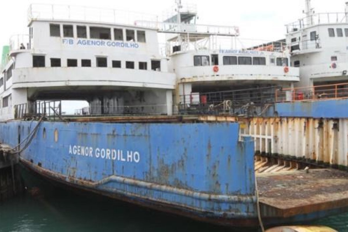 Vídeo: Confira o afundamento do ferry-boat Agenor Gordilho