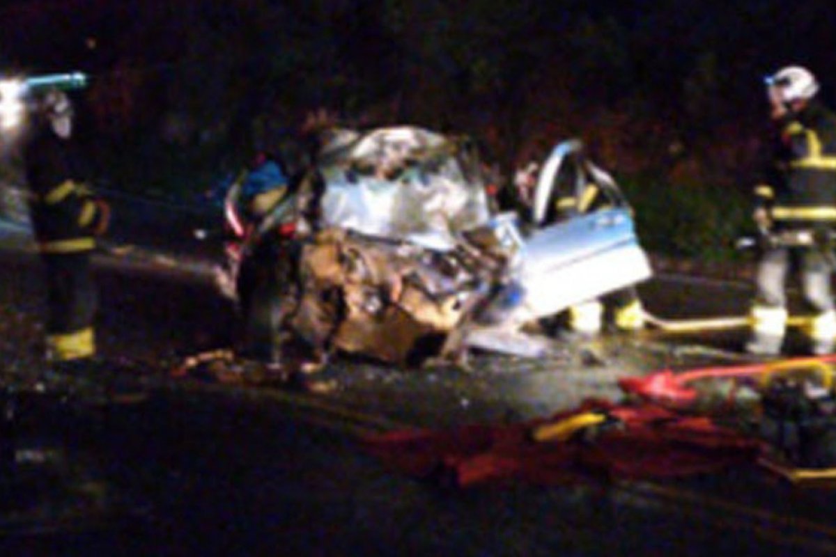 Motorista morre após batida entre micro-ônibus e carro em rodovia na BA