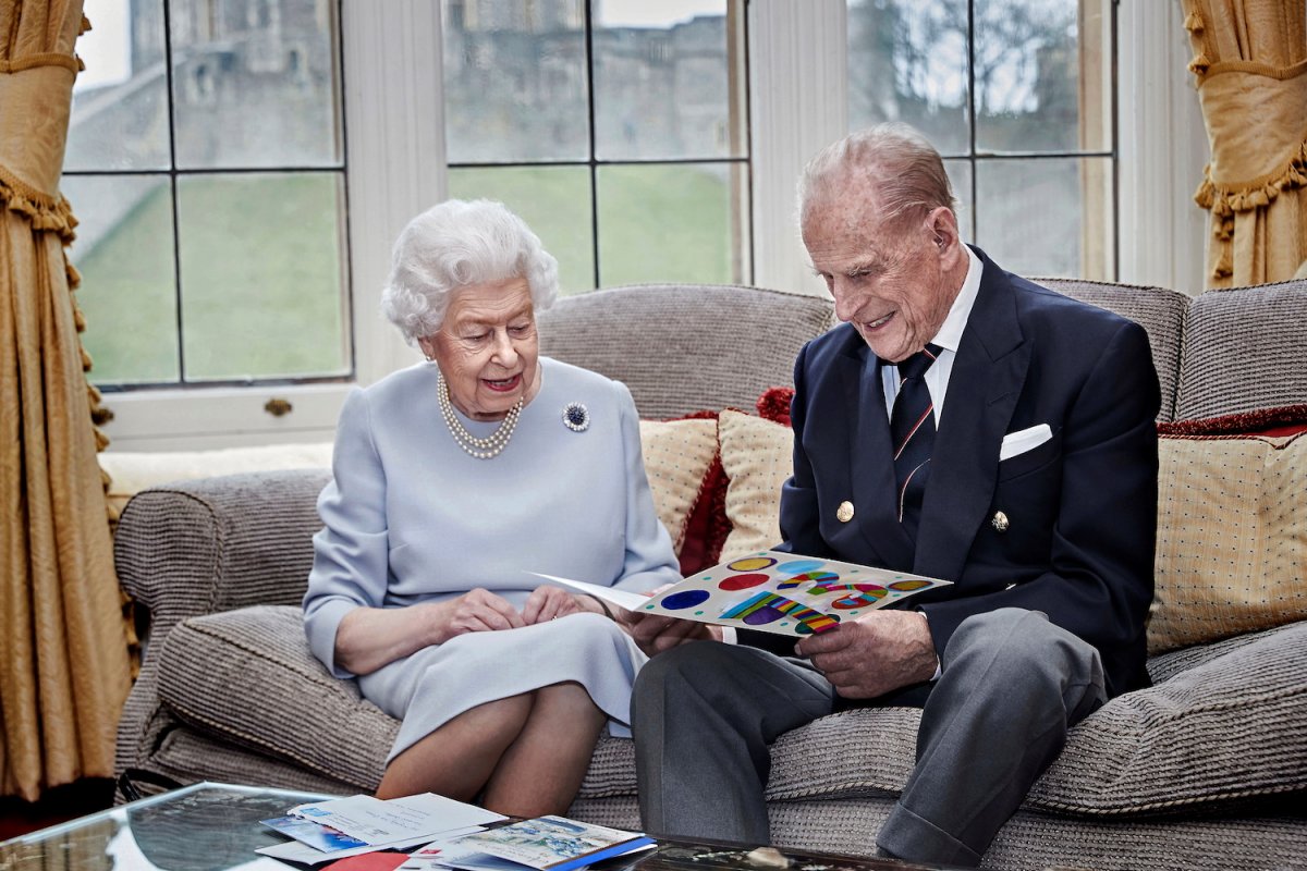 Rainha Elizabeth II e Philip celebram 73 anos de casados com cartão feito por bisnetos