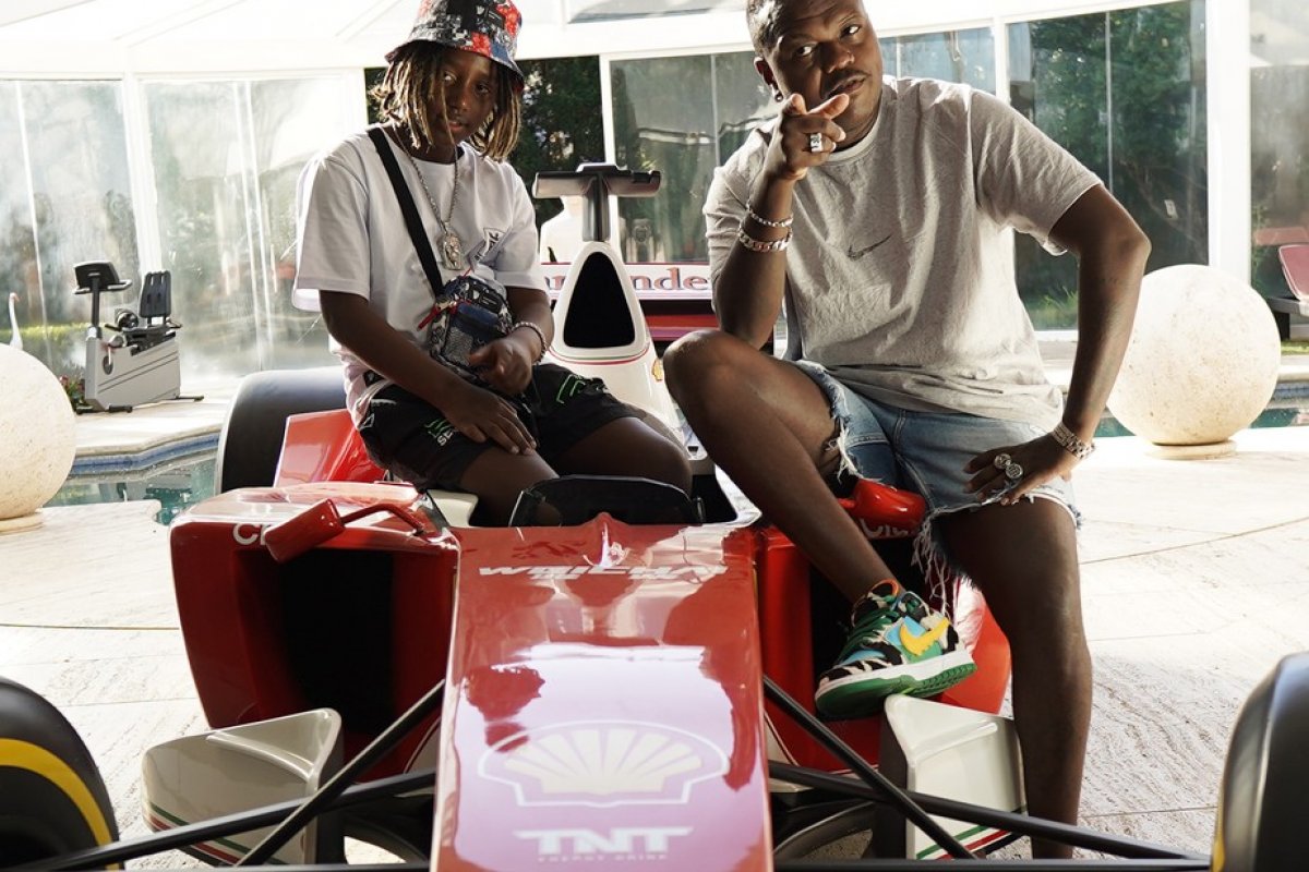 Djonga colabora com rima em novo single do MC Caverinha: 'Meu corre'