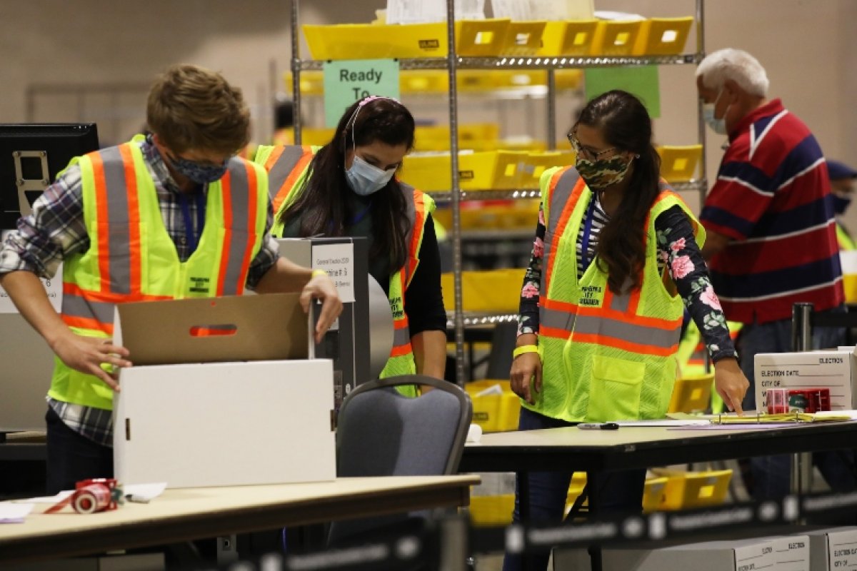 Juiz federal nega solicitação de Trump para descarte de milhões de votos enviados pelo correio