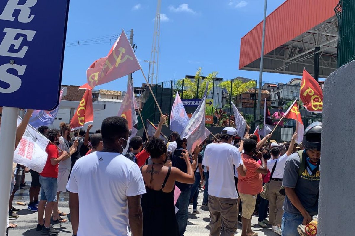 Vídeo: Manifestantes tentam entrar no Atacadão, em Salvador