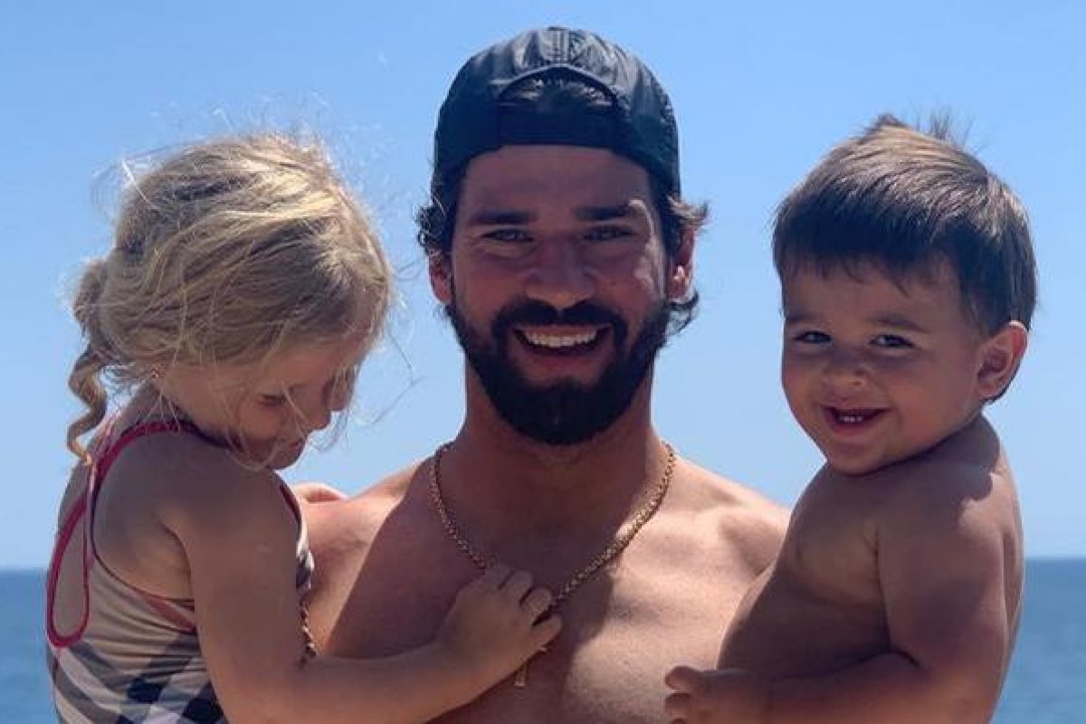 Goleiro Alisson Becker anuncia que será papai novamente