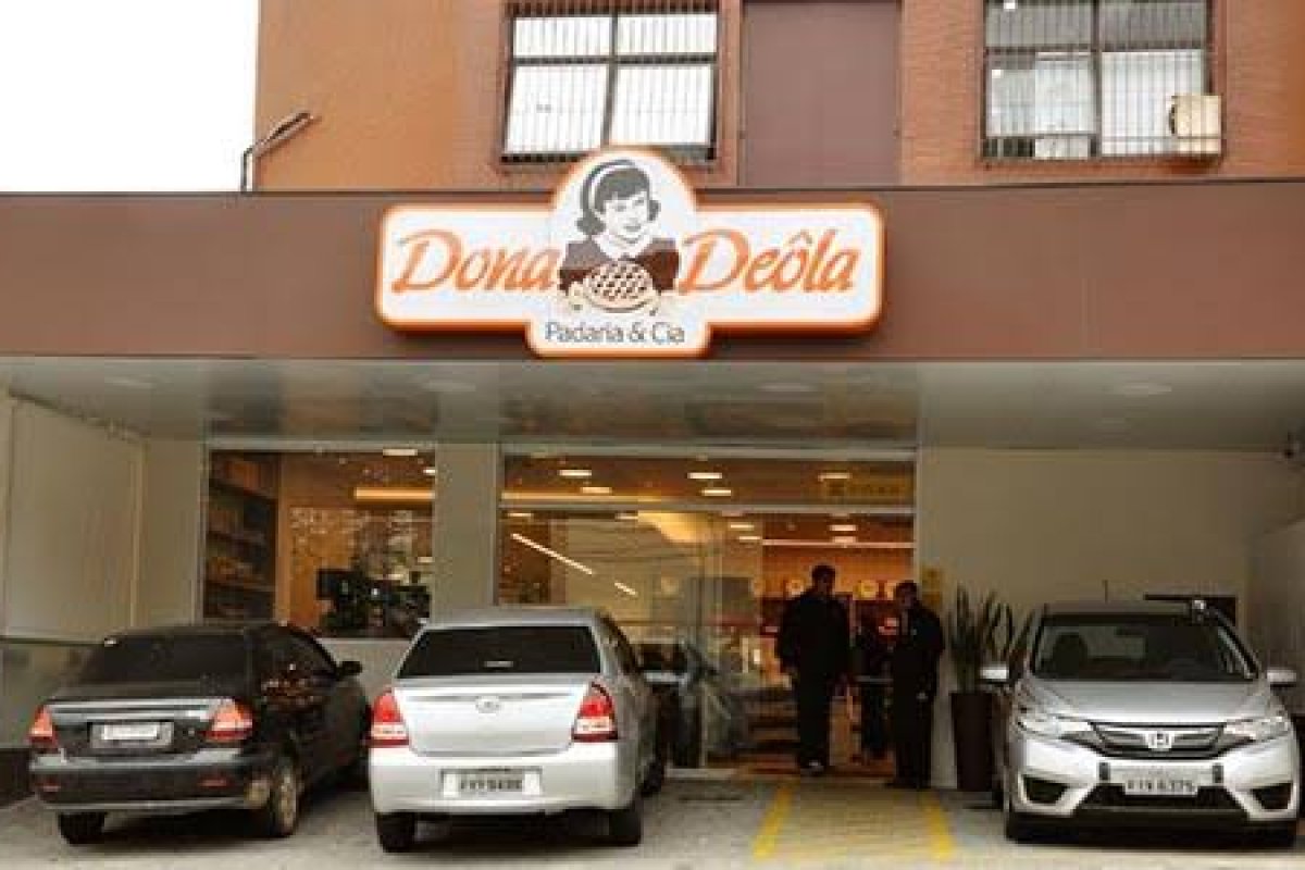 Veja vídeo: Mulher arma barraco em padaria de São Paulo e agride jovem com ataques homofóbicos