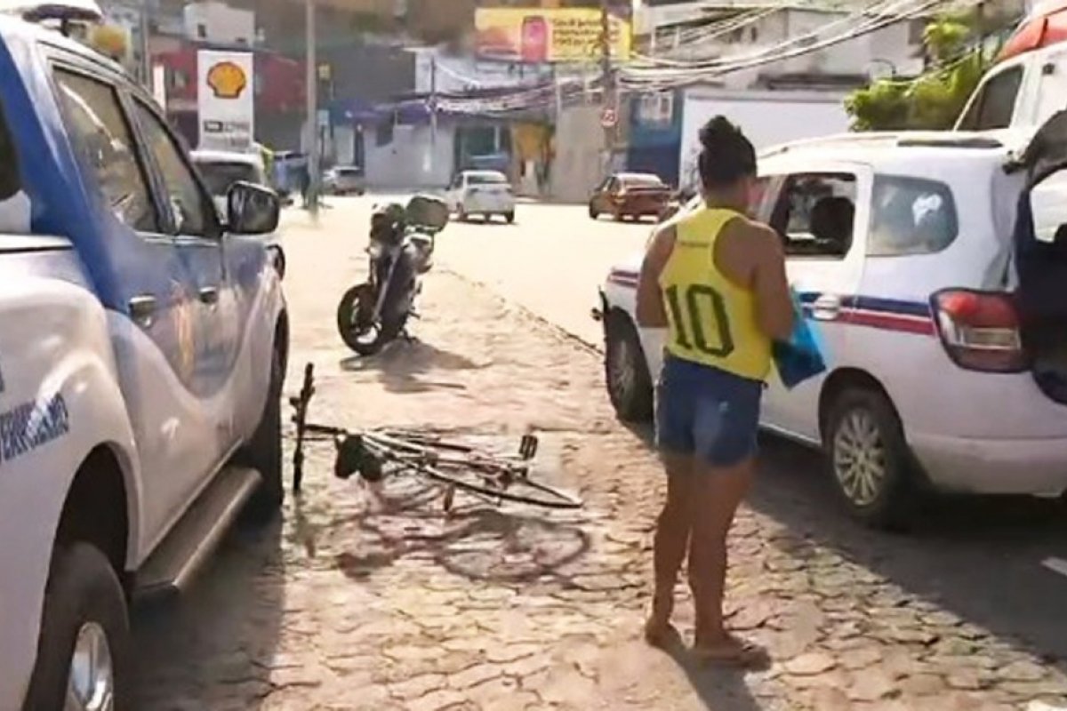 Ciclista é atingido por carro no bairro do Rio Vermelho, em Salvador