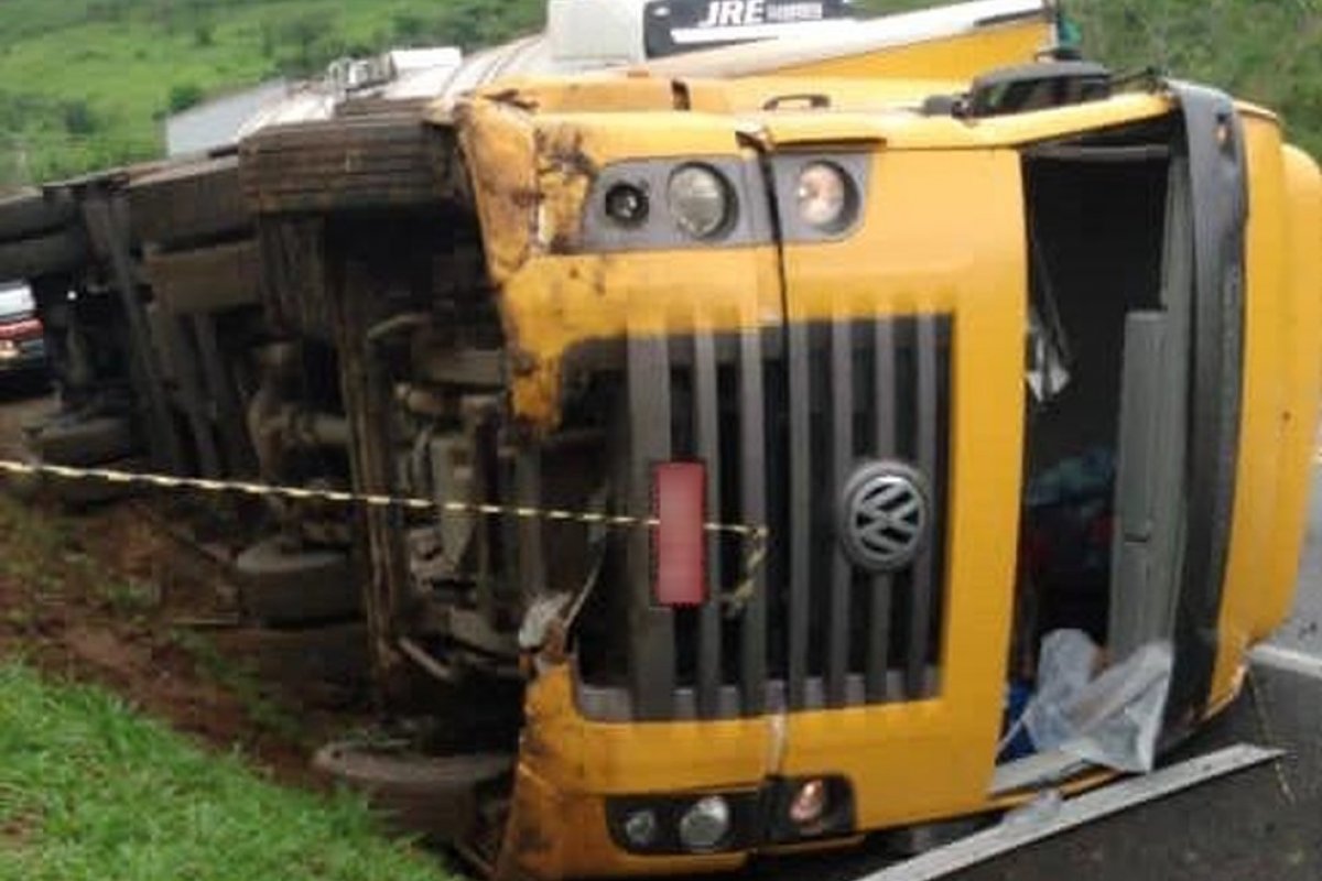 Caminhão dos Correios tomba e deixa uma pessoa morta no sudoeste da Bahia