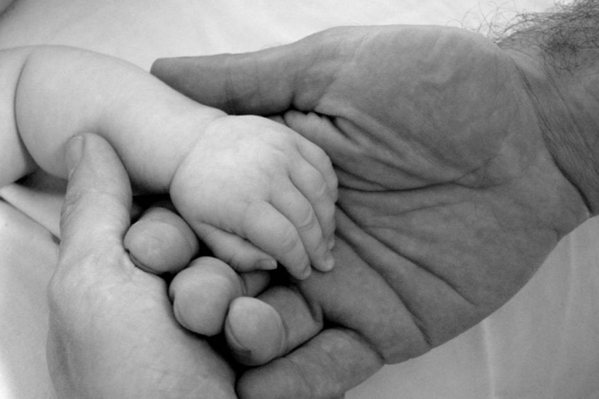 Paternidade tardia pode aumentar risco de doenças para bebês e grávidas