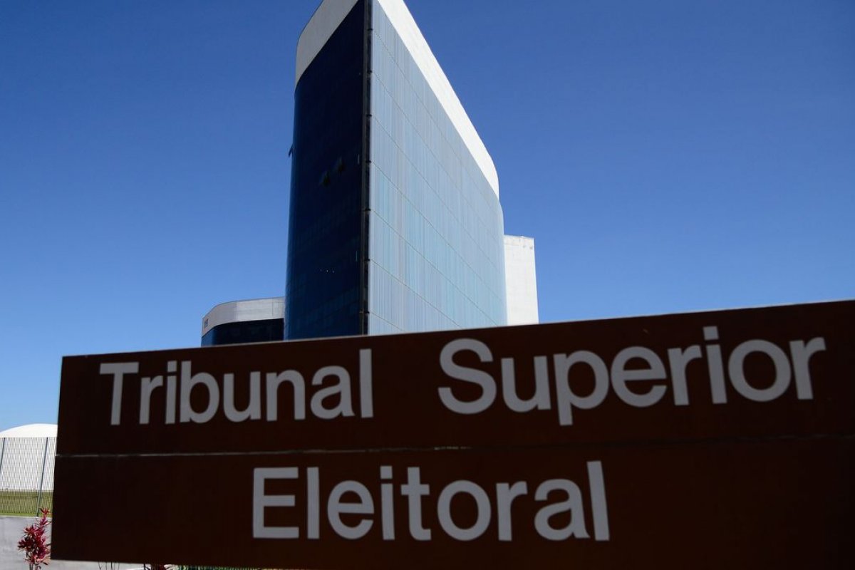 Mais de 700 candidatos eleitos precisam resolver pendências com a Justiça Eleitoral