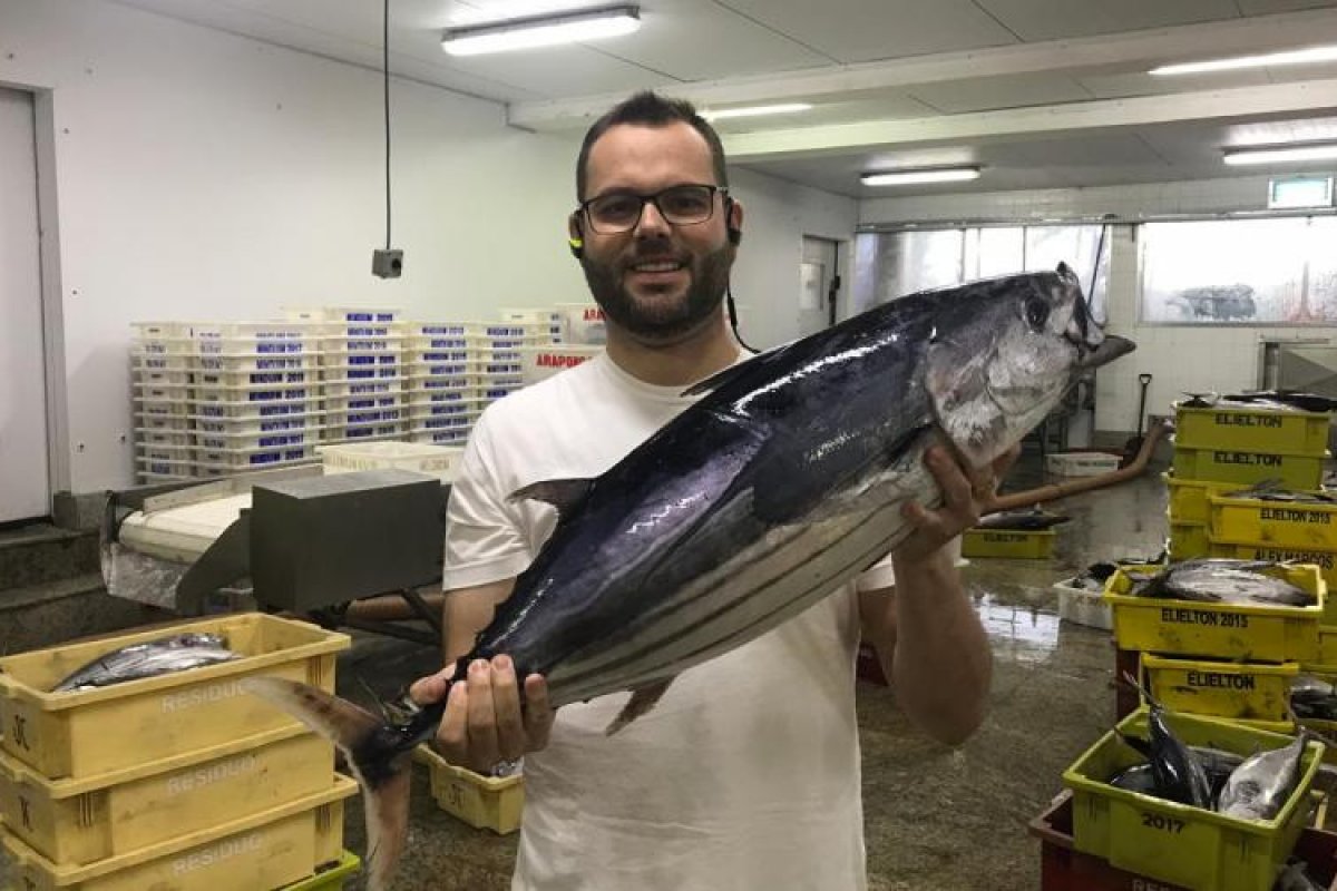 Família de secretário da Agricultura e Pesca é multada por pesca ilegal em Angra dos Reis