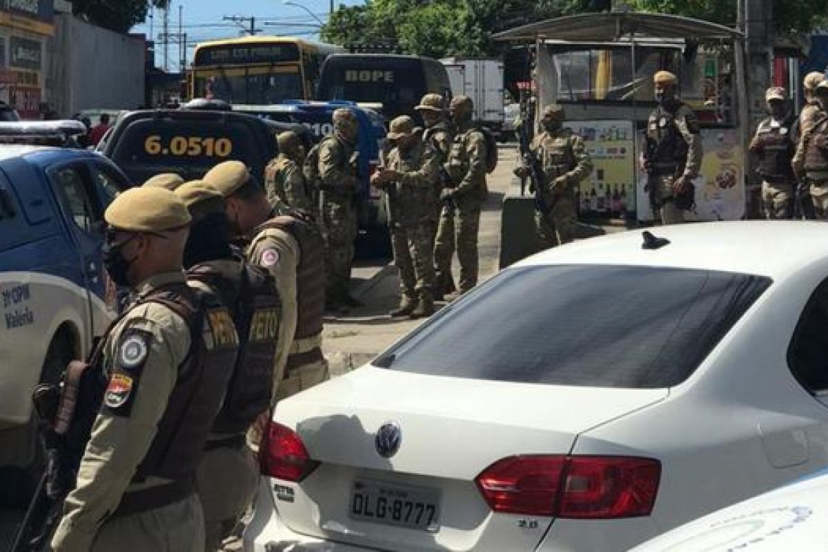 Viaturas da PM são atingidas por tiros em Nova Brasília de Valéria