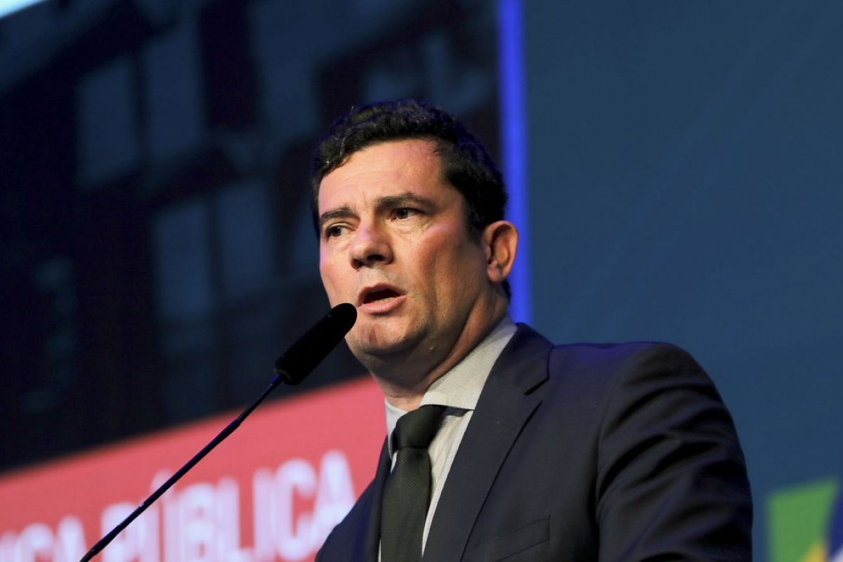 Moro fecha contrato com empresário de Roberto Carlos para administrar carreira de palestrante