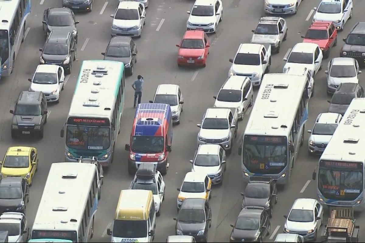 Motorista "perde" carro durante engarrafamento no RJ