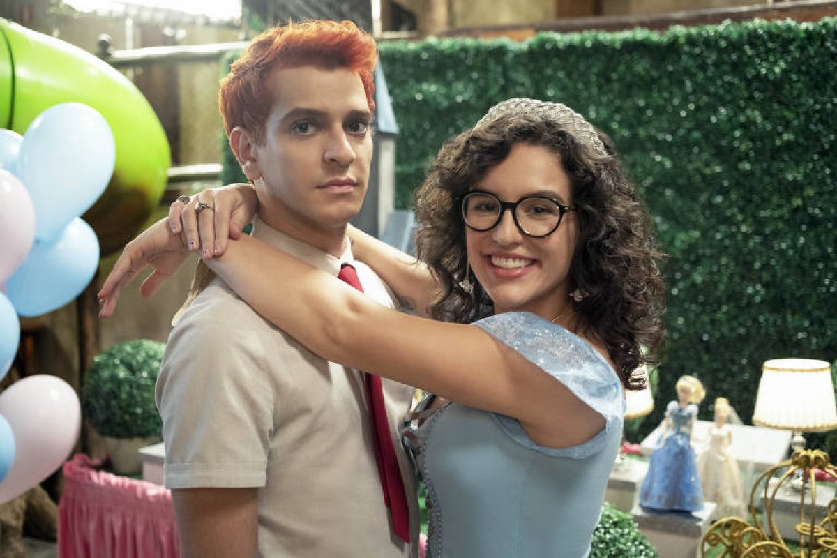 Série 'Ninguém Tá Olhando' e novela 'Órfãos da Terra' vencem Emmy Internacional 2020