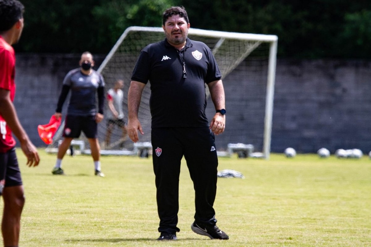 Elenco do Vitória passa por novos testes para covid-19 e treina mirando o Náutico