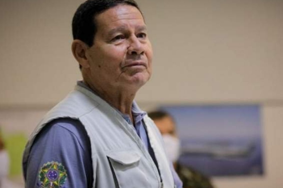 Covid-19: Mourão diz que Ministério da Saúde deve ser responsável pelo vencimento dos testes
