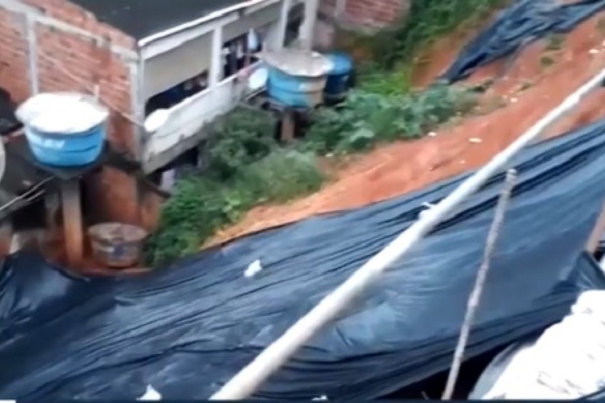 Barranco desmorona após fortes chuvas no sul da Bahia