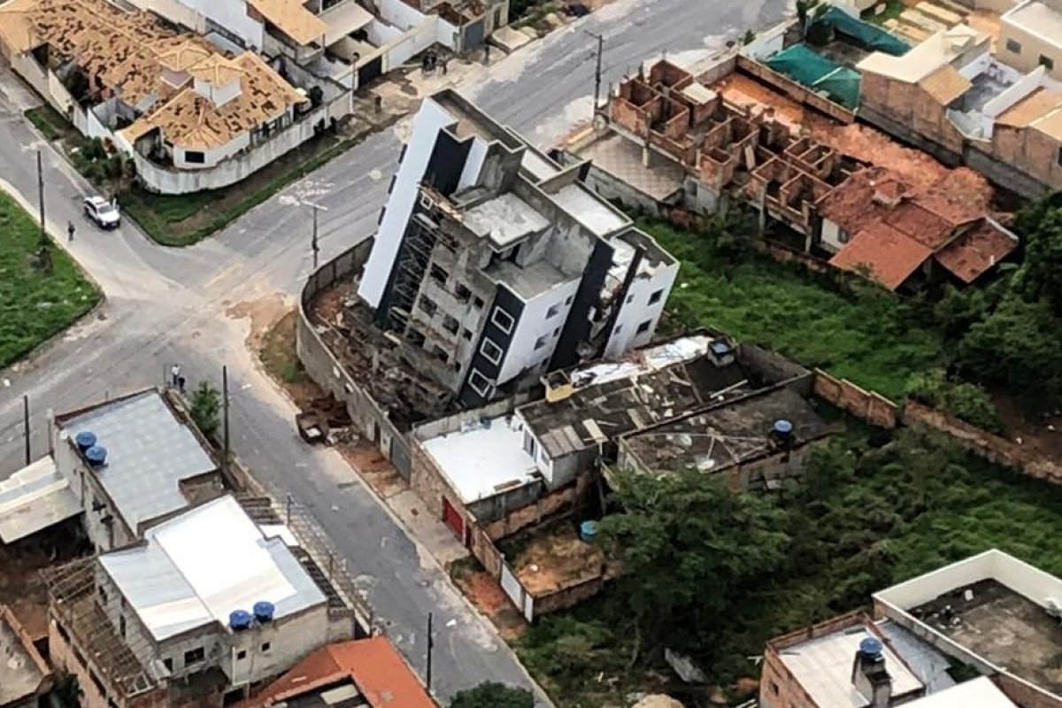 Polícia procura por suspeitos de roubar casas atingidas por tombamento de prédio em Betim