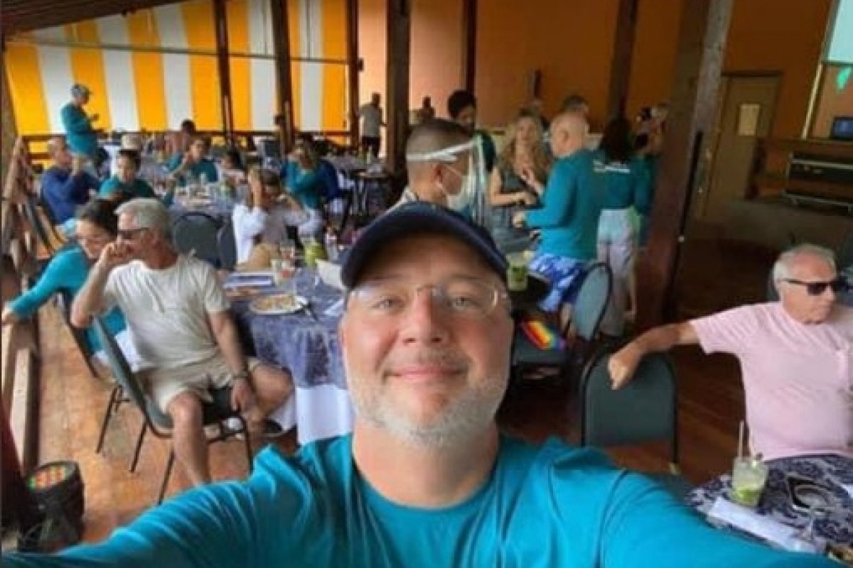 "Hipocrisia é pouco", afirma perfil após foto de Fábio Vilas-Boas sem máscara