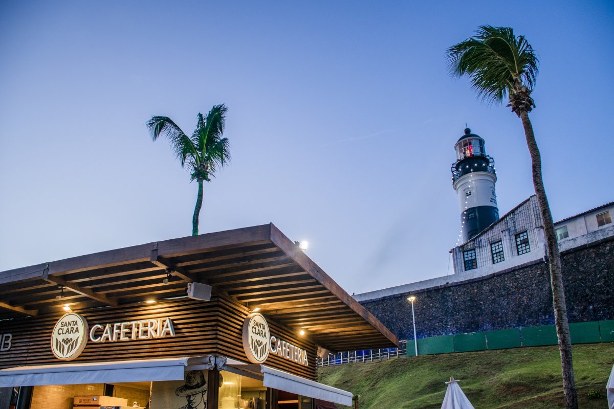 Cafeteria Santa Clara Reserva da Família oferece ‘Happy Hour’ em frente ao mar do Farol da Barra