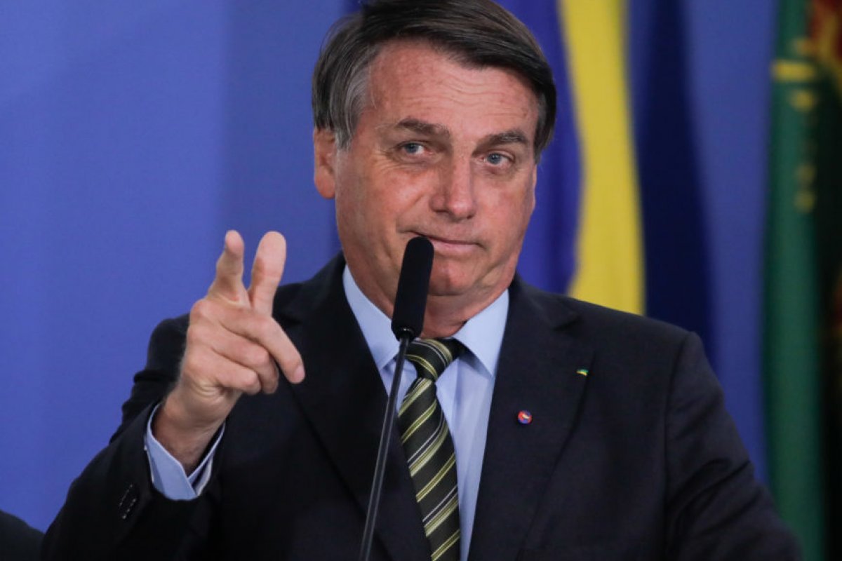Com testes para Covid-19 prestes a vencer, Bolsonaro responsabiliza estados e municípios pela não utilização do material