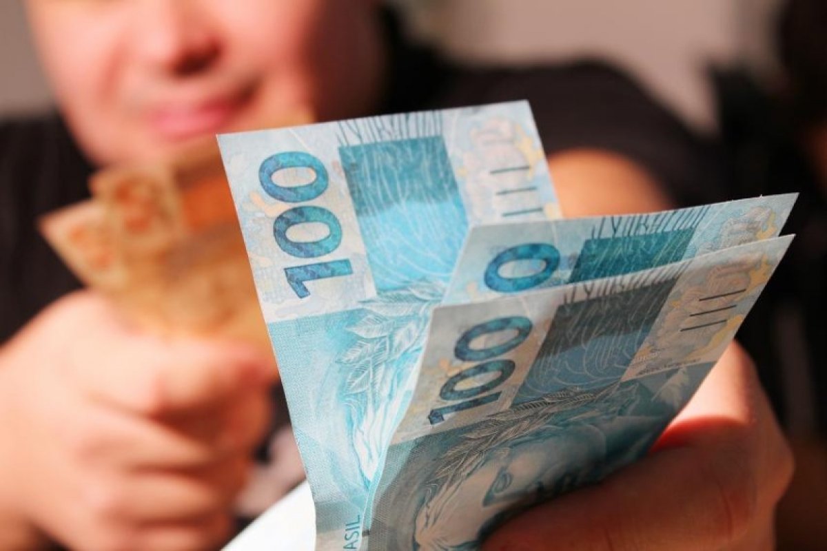 Organizações propõem retirada de notas de cem reais de circulação