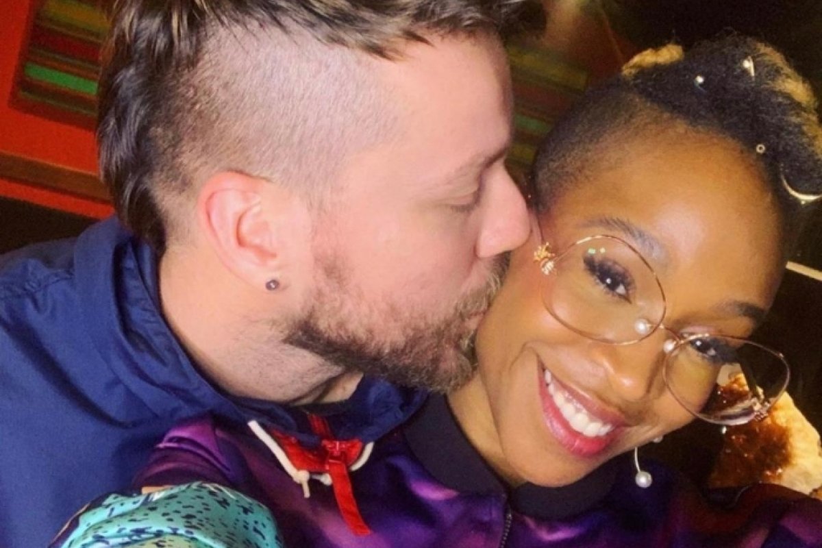 Karol Conka é chamada de 'palmiteira' na internet por se relacionar com um homem branco