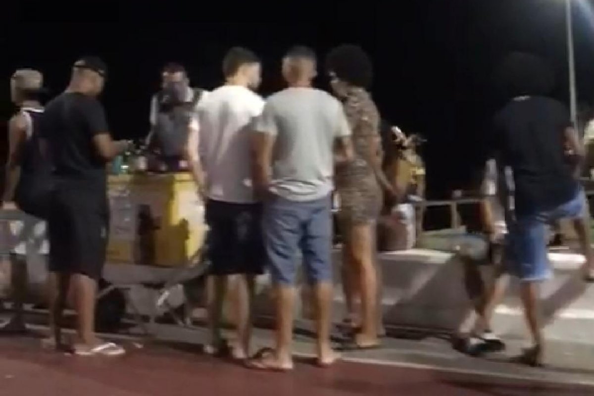 Vídeo: Aglomeração de jovens é registrada no Rio Vermelho, em Salvador