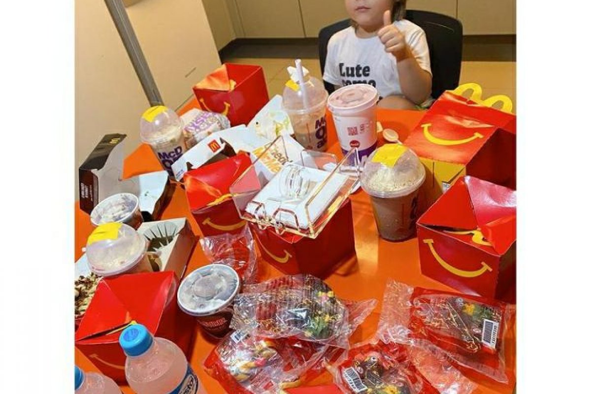 Mãe desabafa em rede social após filho comprar R$ 400 em lanche no McDdonald's