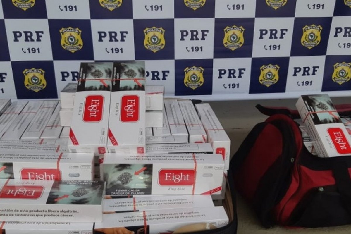 PRF prende homem em ônibus com 19 mil cigarros contrabandeados
