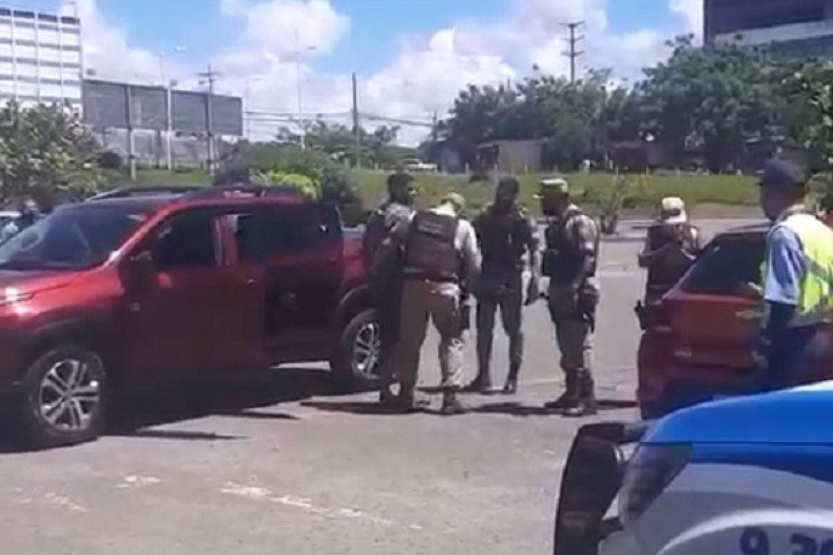 Vídeo: homens são presos em flagrante em mercado da Paralela após roubar carro no Itaigara