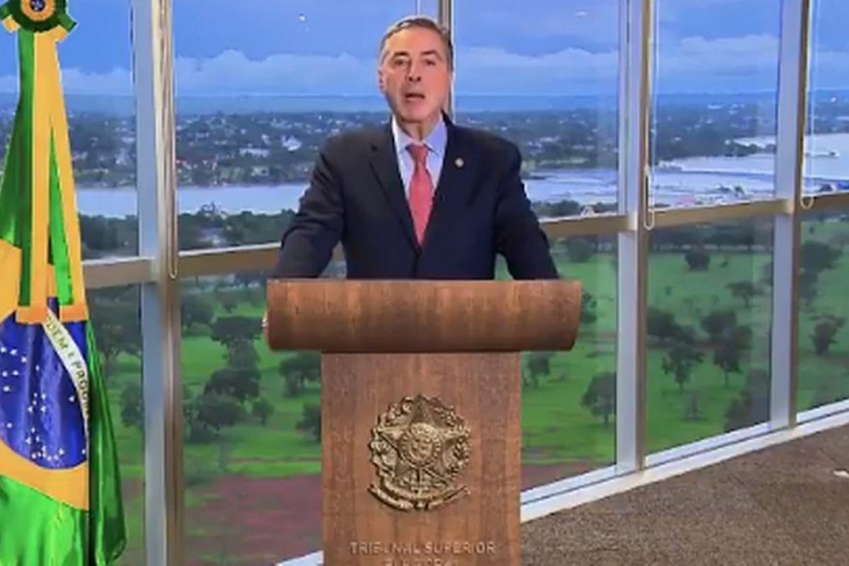 "A violência é incompatível com a democracia", diz Barroso