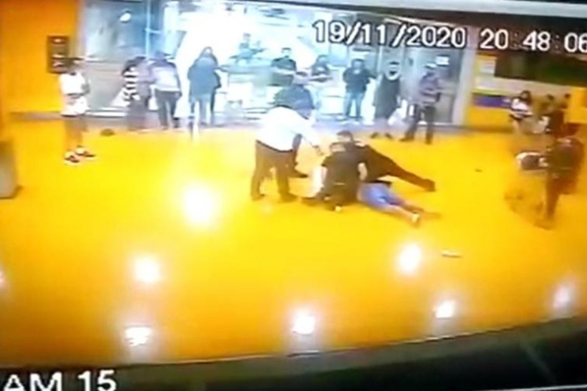 Funcionário do Carrefour disse que alertou fiscal a não "conduzir situação daquela maneira"