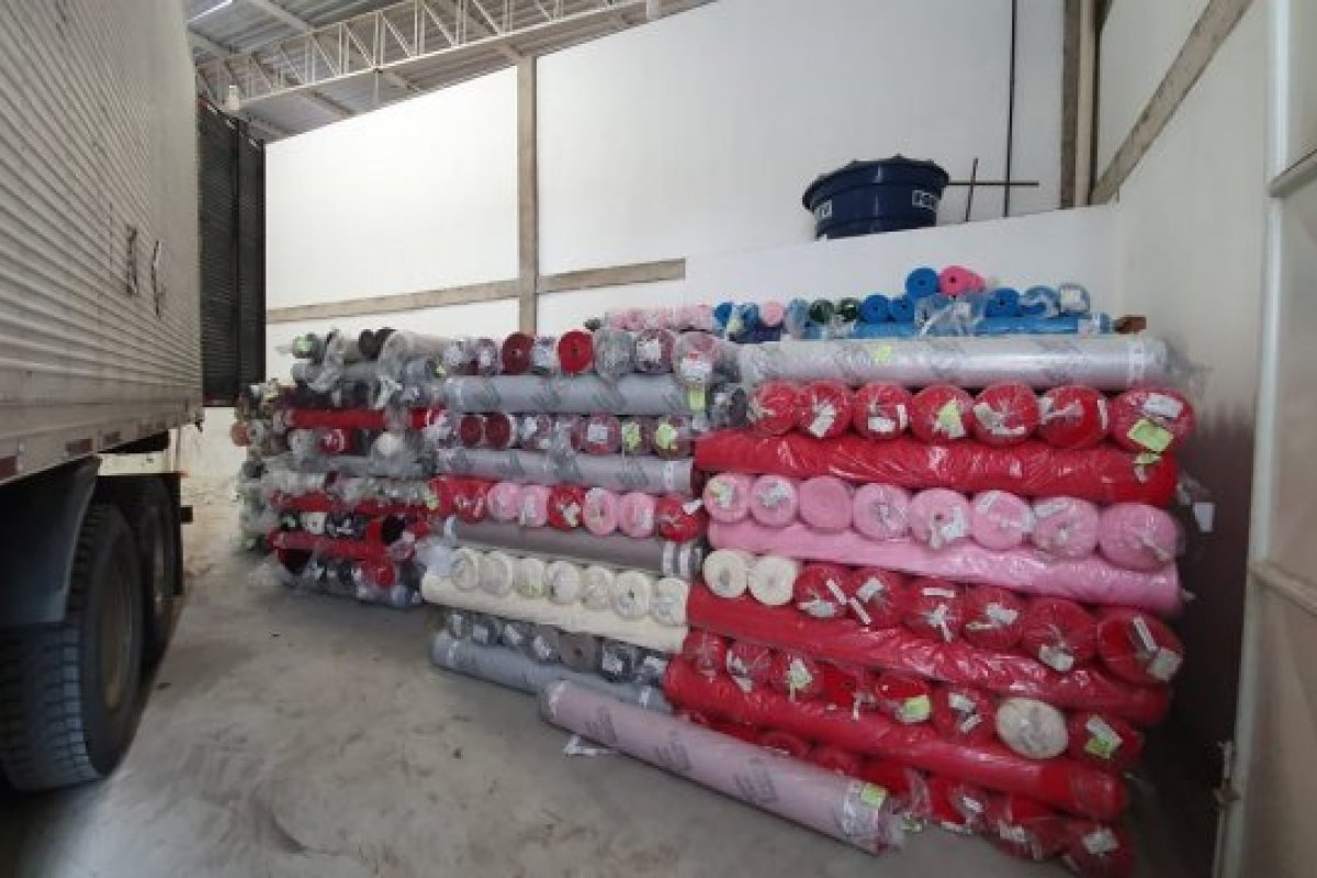 Polícia localiza carreta com carga de tecidos roubada e prende quatro suspeitos